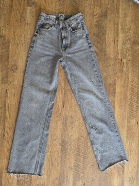 ✨️Zara High Rise Straight Leg Grey Jeans Raw Hem Size 2✨️